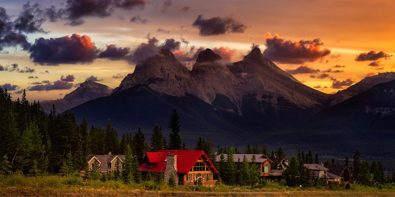 Canmore neighbourhoods in front of the mountains